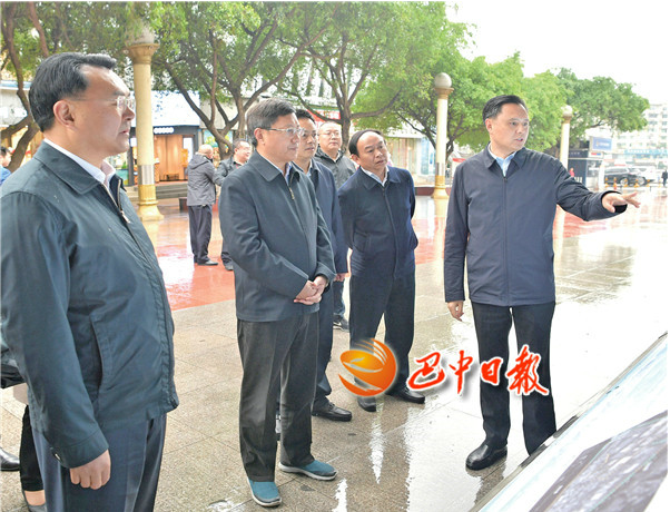 巴中日报全媒体记者 夏雨 摄 4月13日,市委书记,市长何平深入巴州区